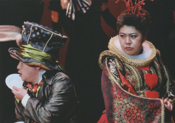 オペラ『不思議の国のアリス』のステージに立つ武井さん（写真提供／横浜シティオペラ）