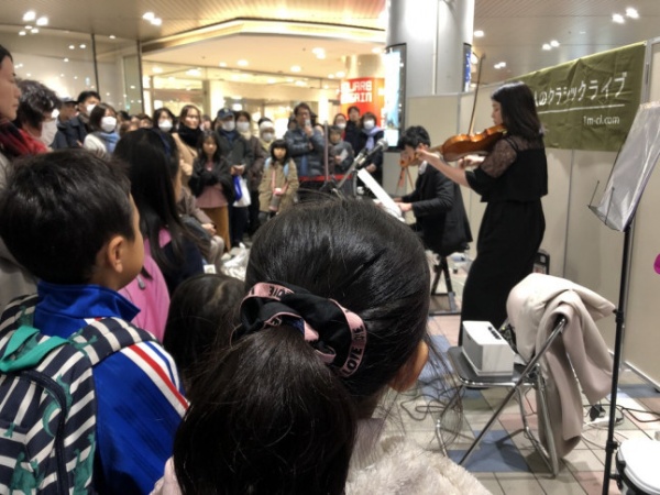 東急田園都市線の青葉台駅で行われたコンサートの様子。至近距離で聴く生演奏の迫力が、聴く人を引きつける（写真提供／100万人のクラシックライブ）
