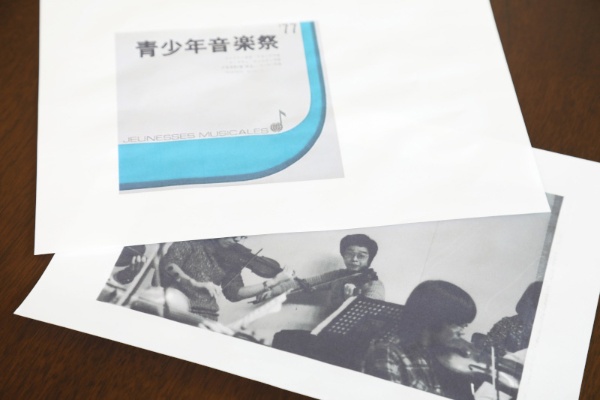 三井田さんが参加したジュネスの演奏会パンフレットの表紙と、練習中のスナップ写真。当時の仲間に現物をスキャンして送ってもらったもの