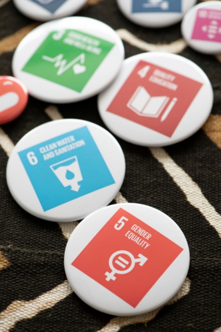 SDGsを啓蒙するイベントも数多く開催。写真は「SDGｓウォーク2018」で配られた缶バッチ