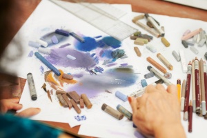 池田さんの絵は、パステルを指でぼかす技法を使って描かれる。アトリエには色とりどりのパステルが所狭しと置かれていた