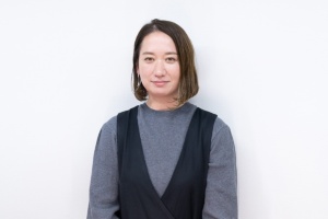 講師の山下智子さん。バンタンデザイン研究所を卒業後、ヘアメイク事務所に所属。アシスタントを経て2003年に独立。 以降フリーランスとして活動。主に女性誌、広告、タレントのヘアメイクなど 中心に手掛ける
