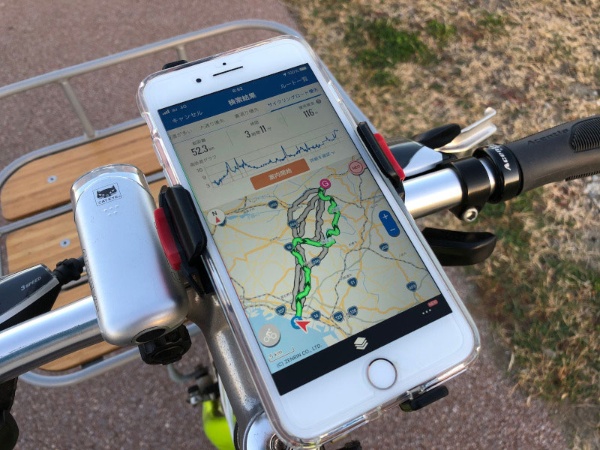 スマホを自転車用のホルダーにセットし、アプリでルートを設定