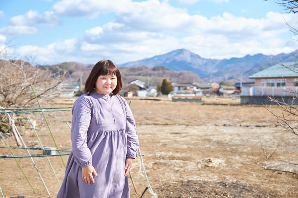 2018年、当時5歳だった長男と共に長野県佐久穂町に移住。地域おこし協力隊員として働きながら、撮影や皿の絵付けも行う山上さん。背後にそびえるのは、町のシンボル・茂来山