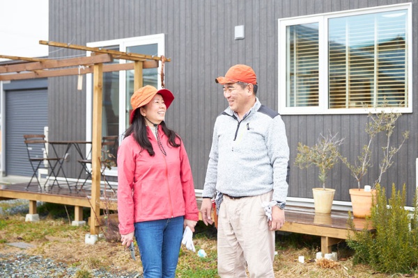 2018年、さいたま市から山形県天童市に移住した中川淑子さん・憲一郎さん夫妻。共に中小企業診断士として山形県内の企業に経営指導を行うかたわら、「なかがわグレープファーム」を開業し、ブドウ栽培に取り組む