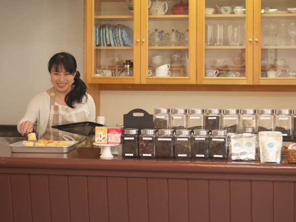 2014年、東京から故郷である秋田県大館市に移住した斉藤由美さん。2017年、紅茶専門店＆紅茶スクール「イギリス時間紅茶時間」（秋田県大館市馬喰町8-2）を開店し、紅茶の魅力を伝えている。ティールームでは、紅茶の他、手作りのスコーンやアフタヌーンティーも提供する