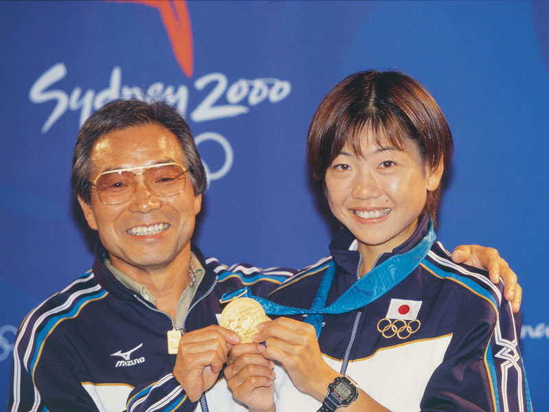 オリンピック金メダル高橋尚子モデル ミニチュアスニーカー　※超限定 高橋尚子 「シドニーで金」の裏にあった非常識への挑戦 （2ページ目