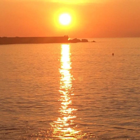 バルセロナの海、夜明け前と日の出。友人撮影。なんとフィルター無しでこれ！！