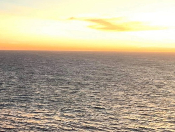 船乗りの友人が送ってくれた朝焼けの写真。360度水平線の中を旅する生活。海はいくら見ても飽きないそうです
