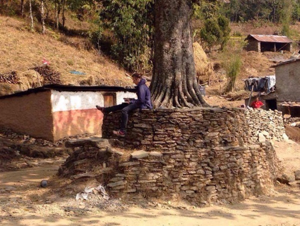 2017年、旅先のネパールで風景を描いているサブリナさん