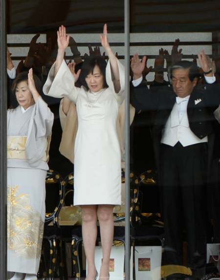 即位礼正殿の儀で万歳三唱をする安倍昭恵さん（写真左から2人目）。袖先が釣り鐘状に大きく膨らんだ個性的なデザインのドレスが注目を集めた（写真：代表撮影/ロイター/アフロ）