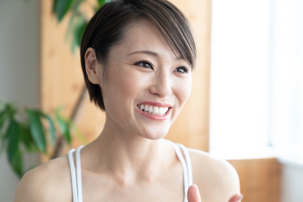 チャンネル登録者数58万人、「日本一のヨガYouTuber」と呼ばれるB-lifeのMarikoさん。豊富なバレエ経験を持ち、ヨガやフィットネスのインストラクターとしても活動。「ポーズを取りながら自分と向き合うヨガは『動く瞑想』とも言われます」