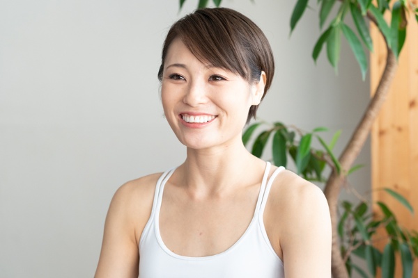 チャンネル登録者59万人。「日本一のヨガYouTuber」と呼ばれるB-lifeのMarikoさんはヨガやフィットネスのインストラクターとして活動。「強張った肩を緩める時間を意識して持ちましょう」