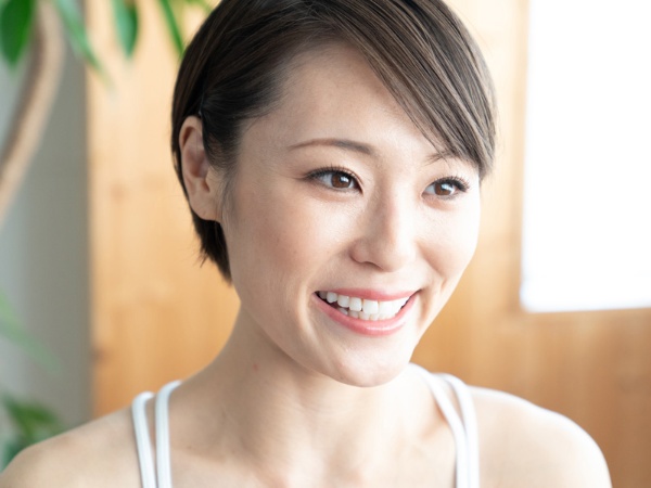 チャンネル登録者数55万人、「日本一のヨガYouTuber」と呼ばれるB-lifeのMarikoさん。バレエの経験が長く、ヨガやフィットネスのインストラクターとして活動している