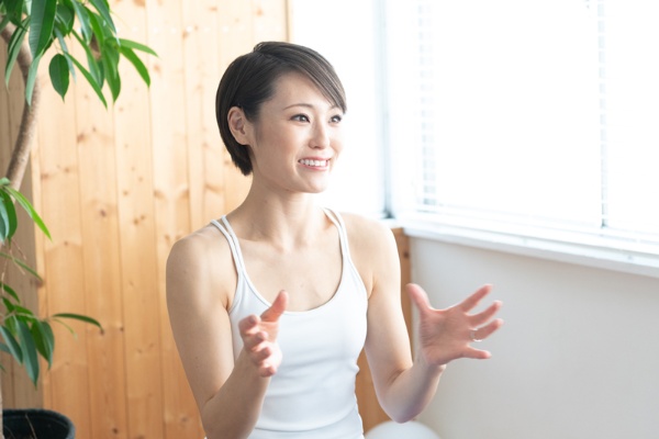 チャンネル登録者数58万人、「日本一のヨガYouTuber」と呼ばれるB-lifeのMarikoさん。「朝一番にヨガで体温を上げると基礎代謝も上がりますよ」