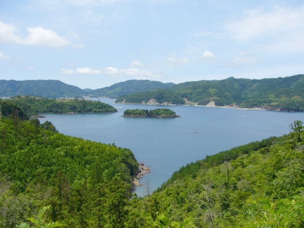 無人島「カズラ島」は、島根県隠岐郡海士町の諏訪湾入り口にある。島全体が自然散骨所となっている（写真提供：戸田葬祭サービス）