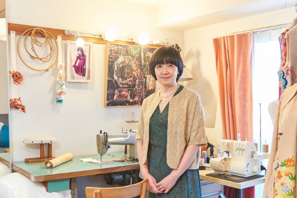 デザイナーの伊東純子さん。「ものごころついた頃から人形のお洋服を作っていました」。多摩美術大学、文化服装学院を卒業後、アパレルメーカーに勤務。退職後、独立