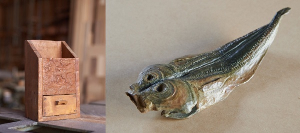 （左）小学校6年生のときに初めて作った木工作品のレターケース。集めていた切手の絵柄「鳳凰（ほうおう）」を前面に彫刻。（右）高校2年生のときに作った木彫りの「アジの開き」。本物と間違えた人もいるそう