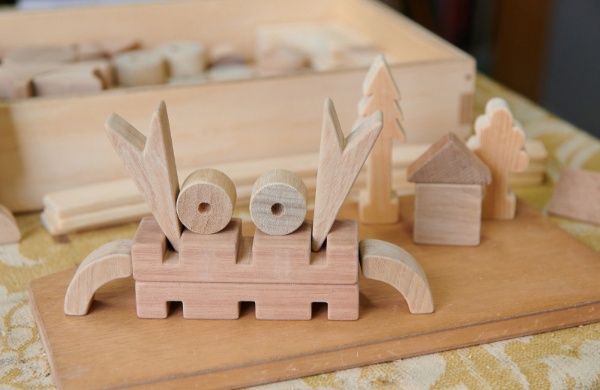 木の切れ端を生かしたいという発想から生まれた、無塗装の木の玩具「おとぎの国の積木ちゃん」。全103個のパーツでいろいろな作品がつくれる。2013年の「グッド・トイ」（芸術と遊び創造協会）に選定された