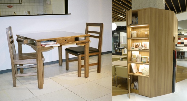 （左）四方に引き出しを付けたダイニングテーブルのセット。（右）照明付きの飾り棚は企業のショールームに設置