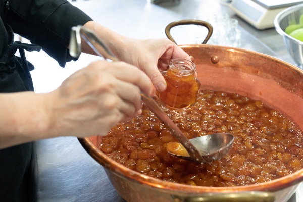 伝統的な銅製のコンフィチュール用の鍋で果物を煮る。仕入れる素材によって商品は年中変わる
