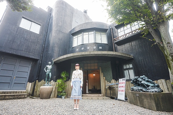 昭和39（1964）年に朝倉が逝去した後、遺族により公開されるようになった朝倉彫塑館。シャツ ￥330,000、トップ ￥68,000、スカート ￥170,000、ピアス ￥82,000、シューズ ￥94,000（すべて予定価格）／バーバリー（バーバリー・ジャパン　TEL：0066-33-812819）