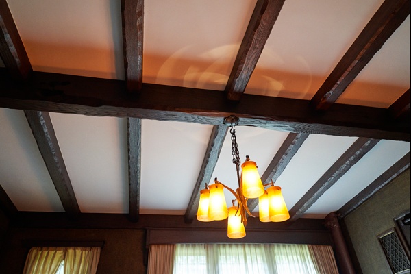 うねりのある栗材を天井梁に使用。