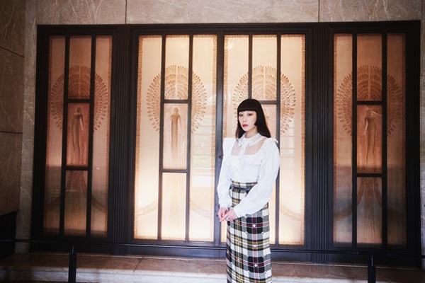 東京都庭園美術館では本館にあたる、旧朝香宮邸の正面玄関にて。