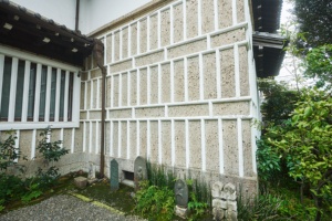 〈左・右〉大谷石を貼った壁も特徴的。長屋門のなまこ壁からヒントを得たと言われている。
