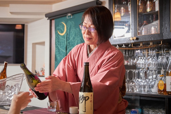 「Barやなぎ」は、月に1度、土曜日の夕方にオープンしている。柳沢さんえりすぐりの4種の日本酒を用意してお客さんを待っている