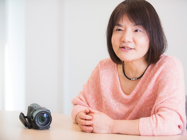 ドキュメンタリー監督の信友直子さん。片手に収まるサイズのカメラで両親を撮り続けた。