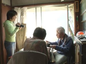 信友直子監督の母・文子さん（現在は90歳）と父・良則さん（現在は98歳）。娘が帰省するたびに日常を撮られるのが習慣になっていた。（C）「ぼけますから、よろしくお願いします。」製作・配給委員会