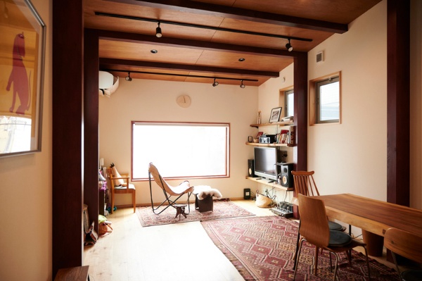 2020年に完成したツレヅレハナコさんの一軒家の2階にあるリビングダイニング。「ホームパーティーが好きなのでダイニングテーブルは大きなものに。東北地方の材木屋まで行き、一生ものの一枚板を選びました」（ツレヅレハナコさん）