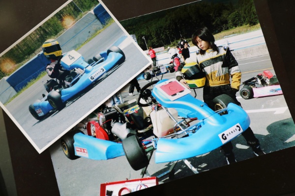 自宅の玄関（写真上）にはミニカーがずらり。下の写真はレーシングカートに乗っていた頃の斉藤さん。元来の車好きが、カブとの出合いを引き寄せることに…