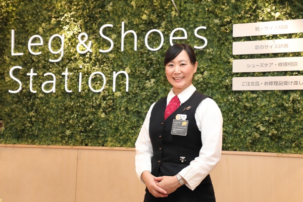 そごう横浜店の地下1階婦人靴売り場にはレッグ＆シューズステーションがあり、シューフィッターに靴の悩みを聞いてもらうことができる（原則予約制）。上級シューフィッターの田中友紀さん