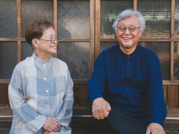 松場登美さん（左）と夫の大吉さんは1974年に結婚。79年に大吉さんの郷里・島根県大田市大森町で雑貨の店「BURA HOUSE」を創業。94年にアパレルブランド「群言堂」をスタート、98年に石見銀山生活文化研究所を設立。現在、大吉さんは石見銀山群言堂グループ代表。登美さんは群言堂のデザイナーと石見銀山生活文化研究所の所長を務める。近著『なかよし別居のすすめ　定年後をいきいきと過ごす新しい夫婦の暮らし方』（小学館）