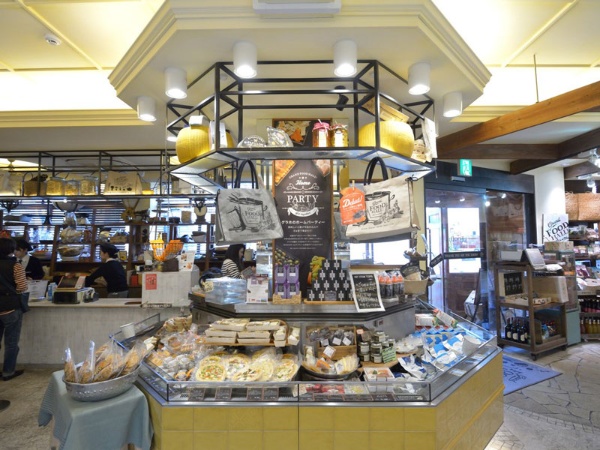 2014年にオープンしたグランドフードホール芦屋本店。岩城さんが認めたおいしい食品が約450種類並ぶ。六本木店の調味料売り場では「調味料は絶対本物を！」という言葉が目についた