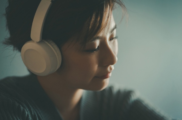 寝る前の音楽は、リラックスできて、睡眠に最適のように思えるが…