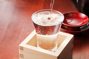閉経前の女性の場合、毎日1合の日本酒を飲むだけで、乳がんのリスクが上がるという（写真はイメージ＝123RF）