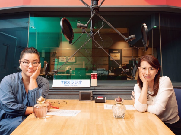 コラムニスト・ラジオパーソナリティーのジェーン・スーさん(左)とTBSアナウンサーの堀井美香さん(右)
