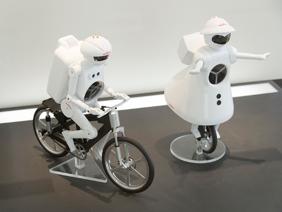 村田製作所といえば、TVCMにも登場したこのロボット。超低速で走れるだけでなく完全に停止しても倒れない自転車型ロボットは「ムラタセイサク君®」(写真左)。抜群のバランス感覚で一輪車を操るのは「ムラタセイコちゃん®」(写真右)。ムラタの製品や技術力を分かりやすく紹介し、エレクトロニクスの可能性を感じてもらうために開発されたそう