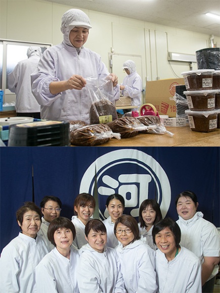 木桶でじっくり醸造され、包装された味噌に、手作業でラベルを貼り、梱包して出荷するのが奥田さんの仕事。忙しいながらも現場の仲間たちと力を合わせ、100年続く味噌づくりの一端を担う