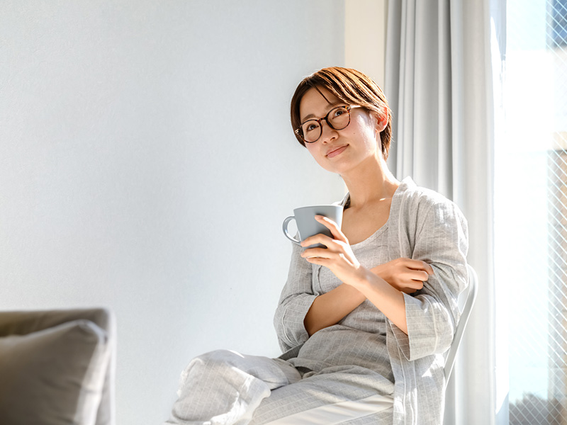 横手貞一朗がモデルに教える ほうれい線を消す「あご筋リフト」：日経