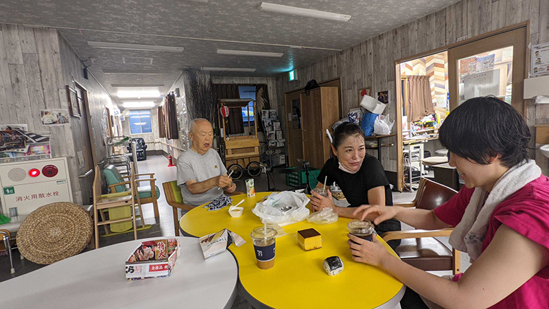 コミュニティスペースでの一コマ。入居者、来訪者、スタッフが思い思いに交流している。コロナ下の現在は、オンライン診療やオンライン交流なども取り入れている（提供／Happy）
