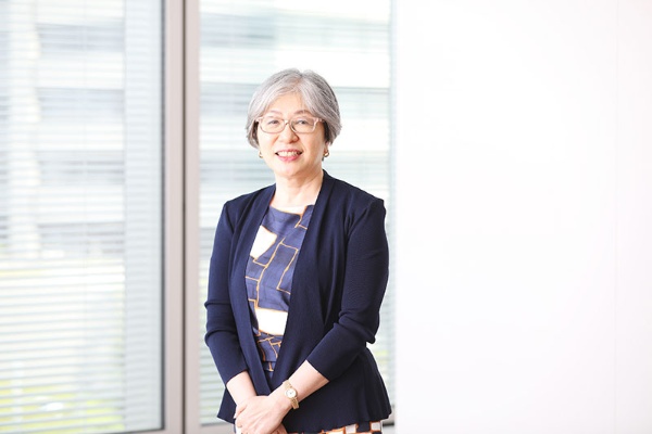 宮間三奈子(みやま・みなこ)/1986年大日本印刷入社。同社生産技術研究所に女性初の研究員として配属される。結婚によるスタッフ職への配置換えや出産を経て、05年にC&I(Communication&Information)企画開発センターVR企画開発室長。14年人材開発部長、18年執行役員。21年6月から取締役。