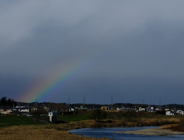 2020年11月28日に防災士講習会で訪れた福島県郡山市で見た時雨虹。虹が出る前は傘が役に立たないほどの大雨。大粒の雨を降らせた雲が遠ざかった時に虹を残してくれた