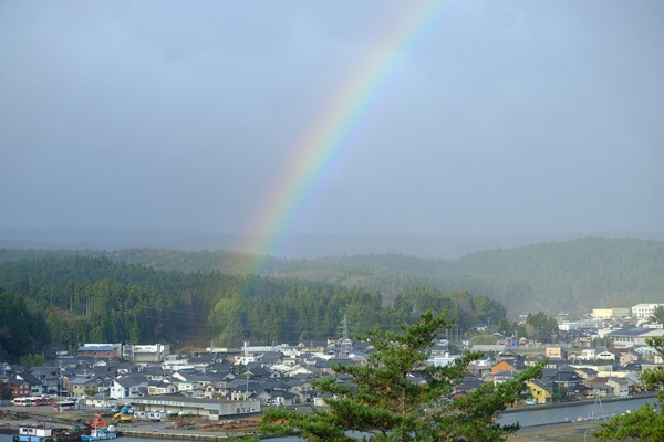 2020年12月13日　出張先の能登半島で見られた時雨虹。うれしくて移動のタクシーの運転手さんに話すと「この辺はしょっちゅう出るよ～」と、虹よりも虹を喜ぶ私を珍しがっていました