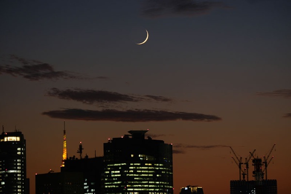 東京上空の三日月／夕方、まだ明るさの残る西の空に出るのが三日月。右側の弧が輝いている