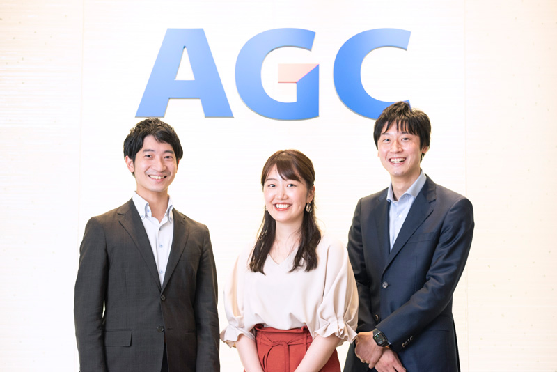 左から、北野さん（広報・IR部 ）、青木さん（電子カンパニー 企画管理室 HRグループ）、冨依さん（化学品カンパニー 開発部）。取材中も終始笑いが絶えなかった