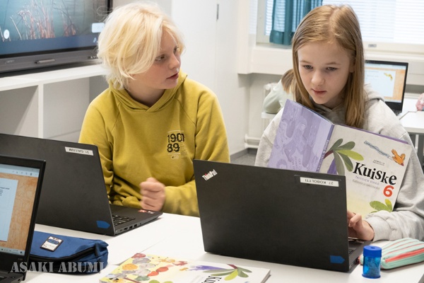 ヘルシンキのヴァットゥニエミ小学校で。フィンランド語の文法をノートパソコンで学ぶ子どもたち